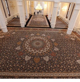 قالی بزرگ به صورت یکپارچه برای فضاهای وسیع استفاده می شود.