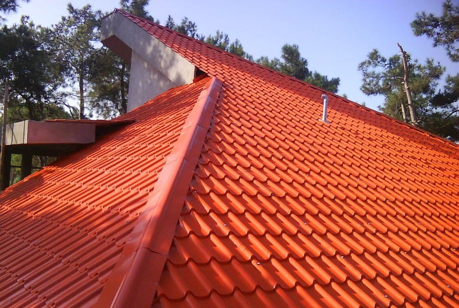 پوشش سقف برای جلوگیری از از ورودی ذرات گرد و غبار بر روی نمای ساختمان  استفاده می شود.