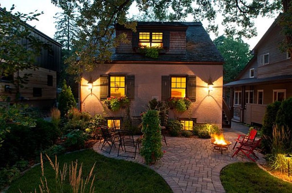 نورپردازی حیاط یکی از راه های زیباسازی و تامین روشنایی در زمان شب است. 